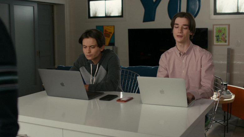 Apple MacBook Laptops of Logan Pepper as Cooper Bradford and Tenzing Norgay Trainor as Trevor in American Housewife S05E10 (1)