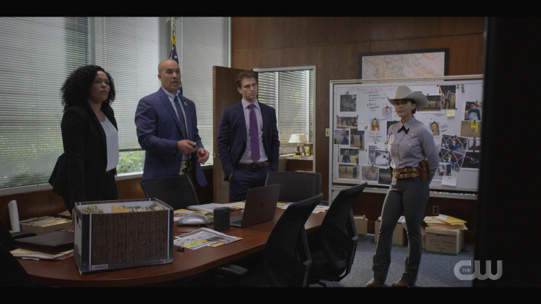 Apple MacBook Pro Laptop in Walker S01E05 (1)