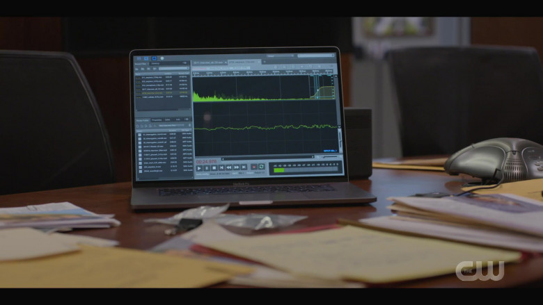 Apple MacBook Pro Laptop in Walker S01E05 (2)