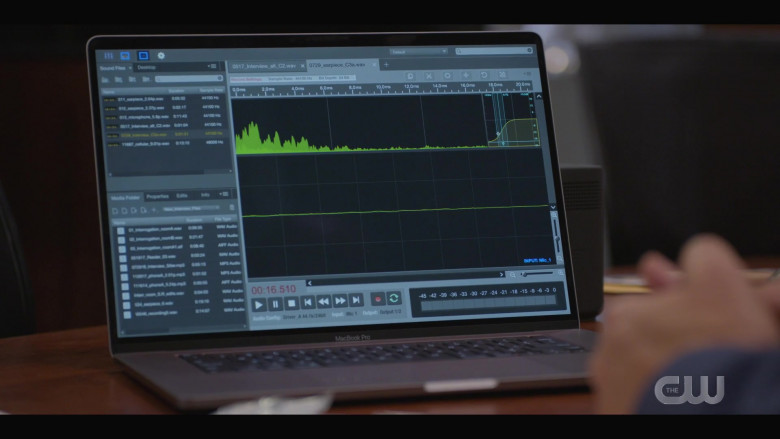 Apple MacBook Pro Laptop in Walker S01E05 (4)