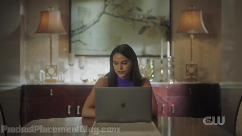 Apple MacBook Pro Laptop of Camila Mendes as Veronica Lodge in Riverdale S05E05