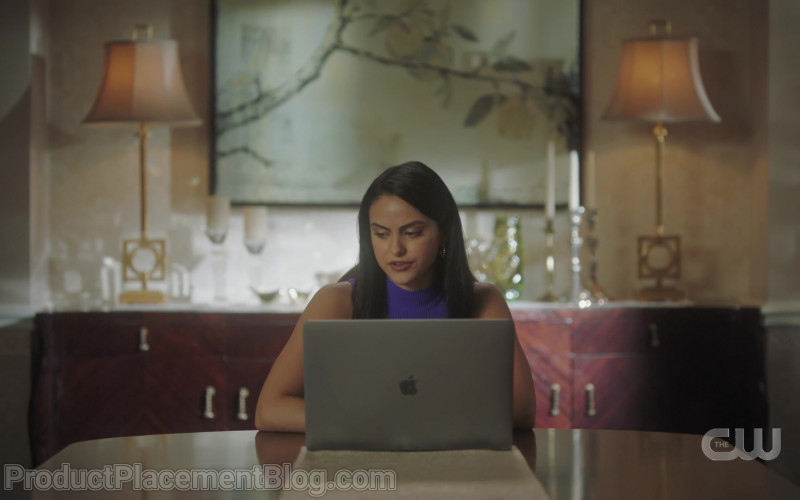 Apple MacBook Pro Laptop of Camila Mendes as Veronica Lodge in Riverdale S05E05