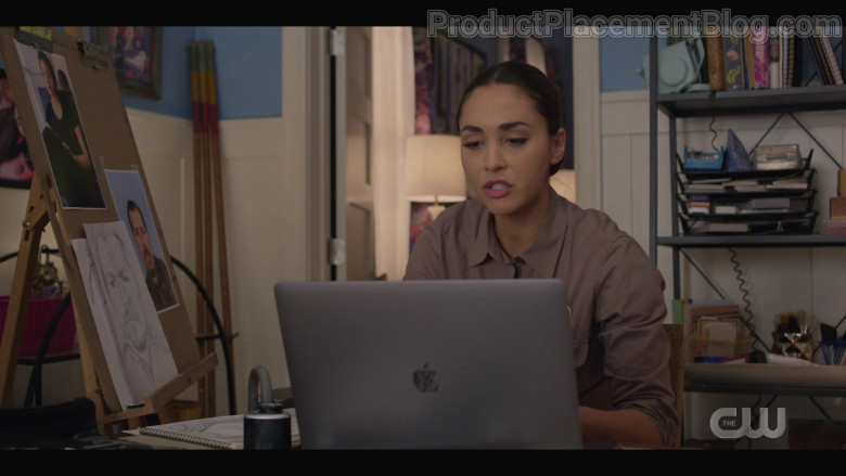 Apple MacBook Pro Laptop of Lindsey Morgan as Micki Ramirez in Walker S01E04