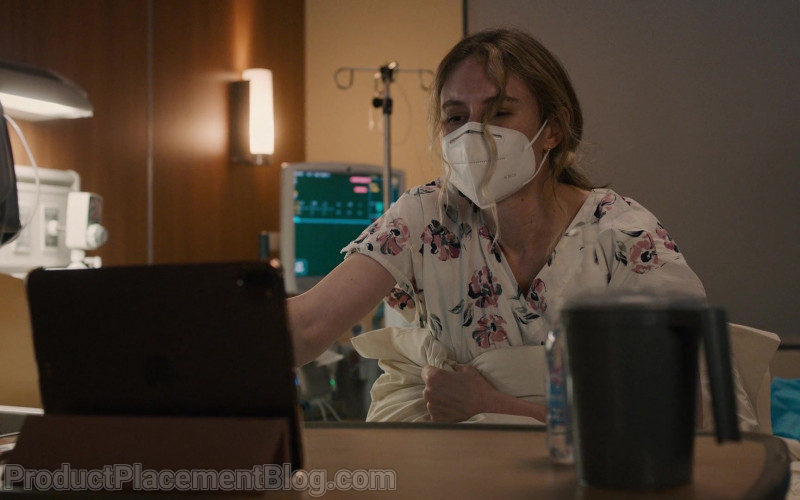 Apple iPad Tablet in This Is Us S05E08 In the Room (2021)