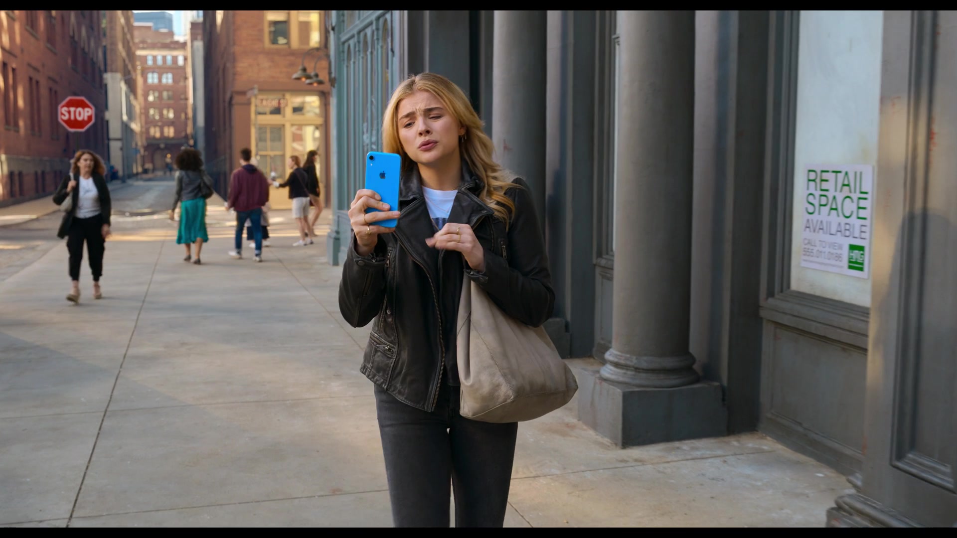 Apple IPhone Smartphone (Blue) Of Chloë Grace Moretz As Kayla In Tom And  Jerry (2021)