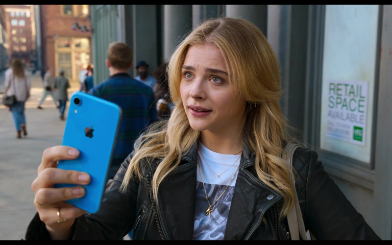Apple iPhone Smartphone (Blue) of Chloë Grace Moretz as Kayla in Tom and Jerry Movie (3)