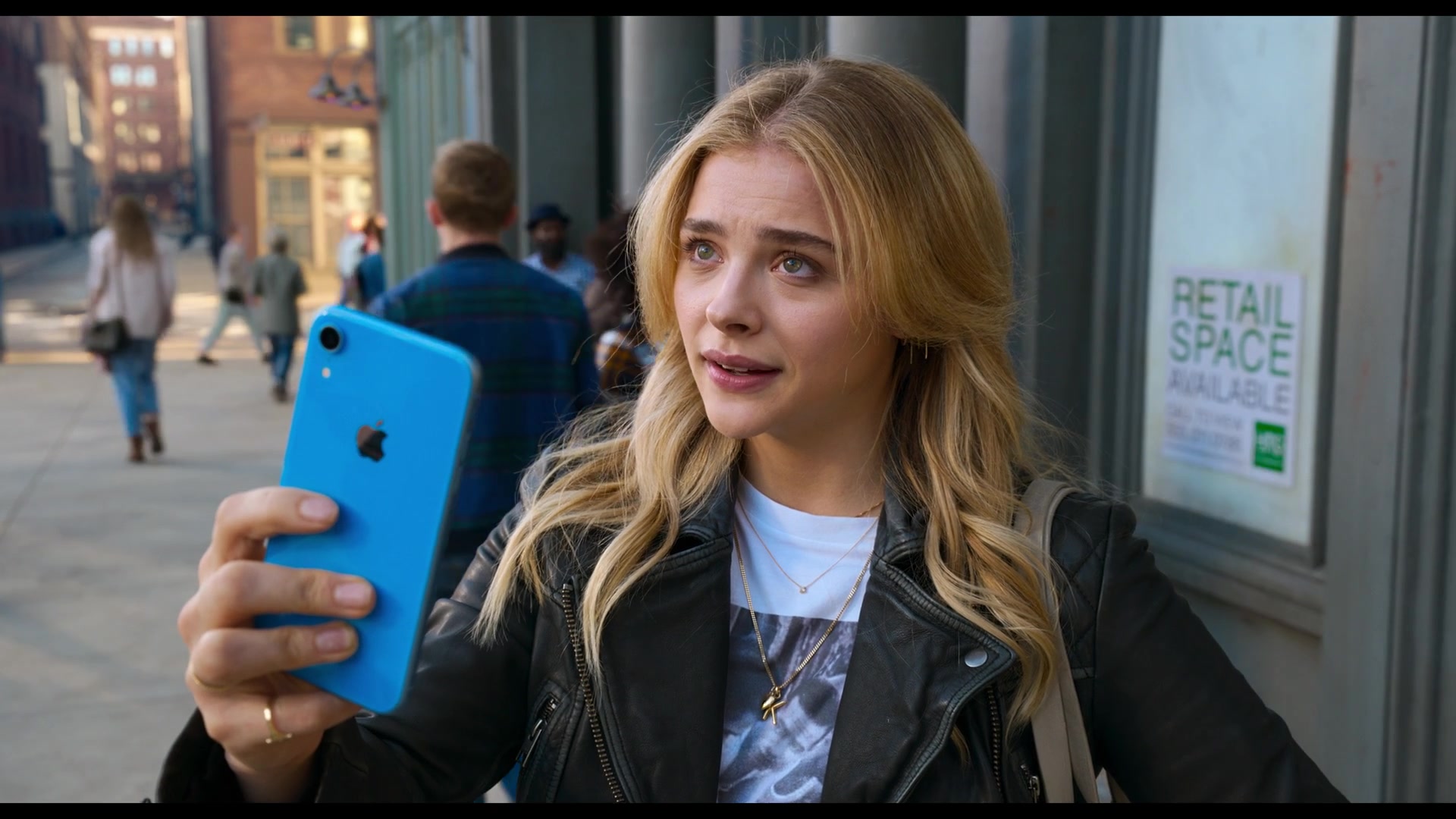 Apple IPhone Smartphone (Blue) Of Chloë Grace Moretz As Kayla In Tom And  Jerry (2021)