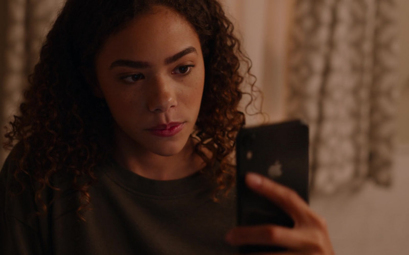 Apple iPhone Smartphone of Antonia Gentry as Ginny Miller in Ginny & Georgia S01E04 (3)