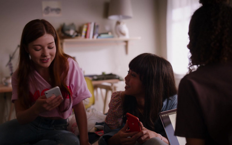 Apple iPhone Smartphone of Chelsea Clark as Norah in Ginny & Georgia S01E02