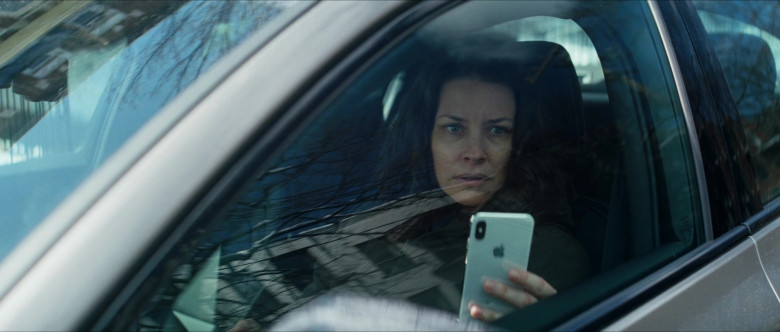 Apple iPhone Smartphone of Evangeline Lilly as Claire Reimann in Crisis (2)
