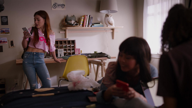 Apple iPhone Smartphone of Katie Douglas as Abby in Ginny & Georgia S01E02
