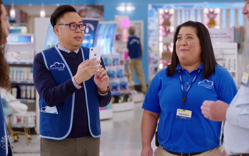 Apple iPhone Smartphone of Nico Santos as Mateo in Superstore S06E08 Ground Rules (1)