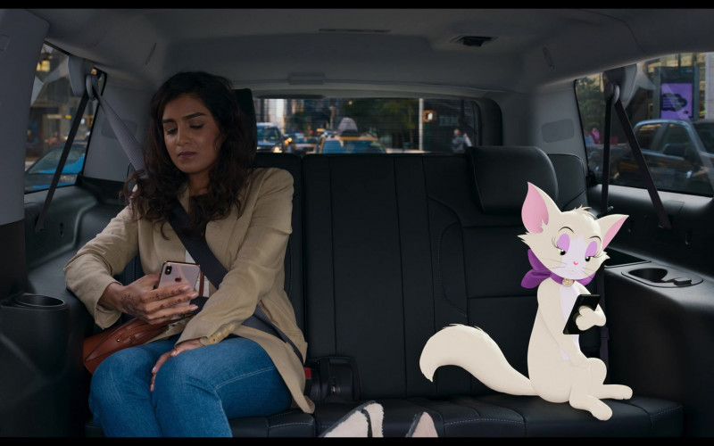 Apple iPhone Smartphone of Pallavi Sharda as Preeta Mehta in Tom and Jerry (2021)