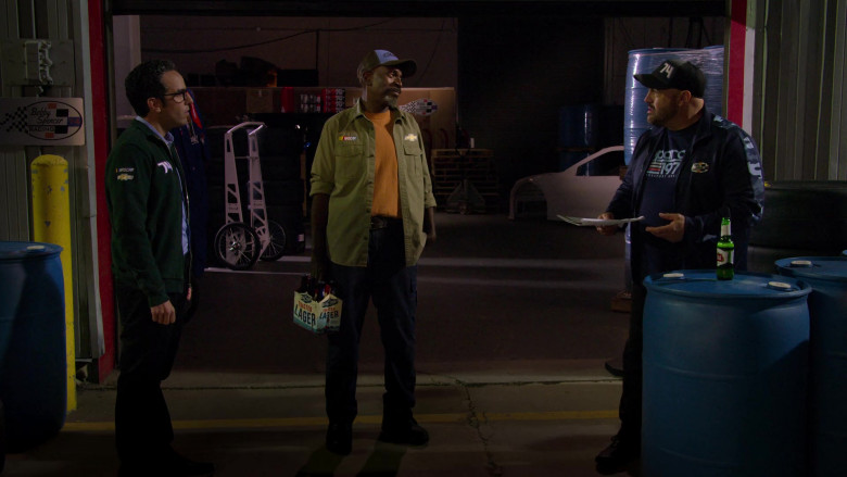 Blue Point Toasted Lager Pack Held by Gary Anthony Williams as Chuck and Stella Artois Beer of Kevin James in The Crew S01E10