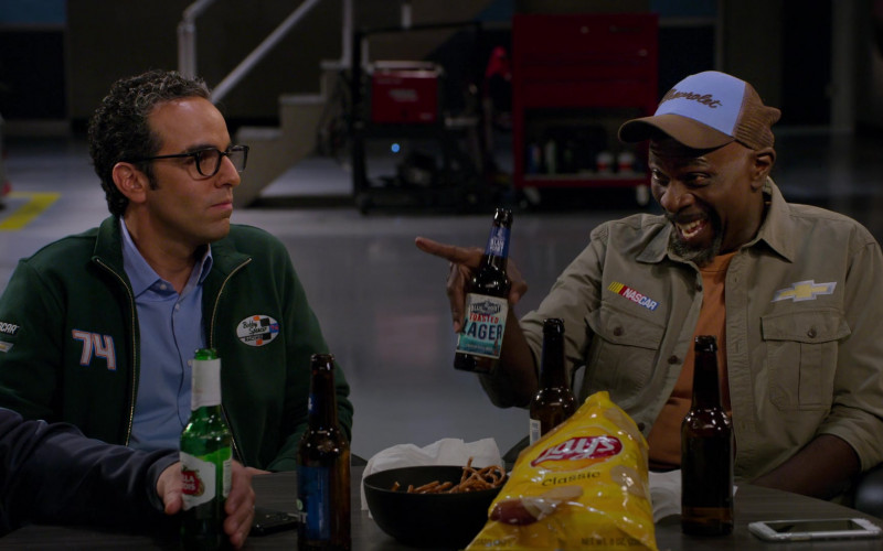 Blue Point Toasted Lager, Stella Artois and Bud Light Beer, Lay's Classic Chips in The Crew S01E10