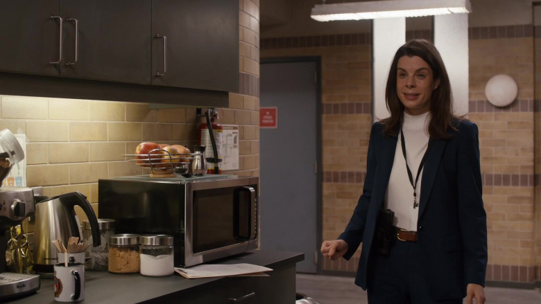 Breville Coffee Machine in Pretty Hard Cases S01E04 Feathers (2021)