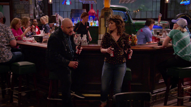 Budweiser Beer Enjoyed by Kevin James & Sarah Stiles in The Crew S01E01 (1)