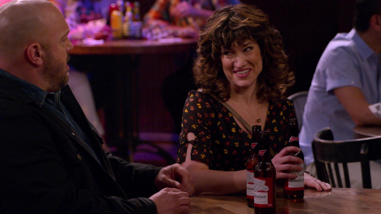 Budweiser Beer Enjoyed by Kevin James & Sarah Stiles in The Crew S01E01 (2)