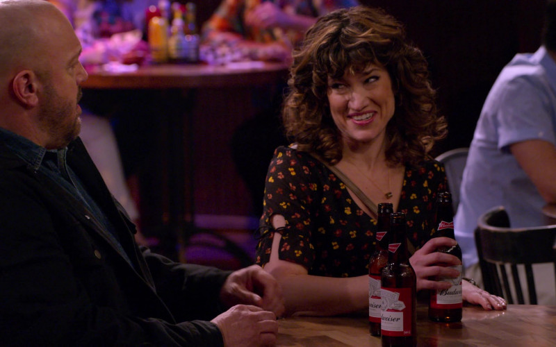 Budweiser Beer Enjoyed by Kevin James & Sarah Stiles in The Crew S01E01 (2)