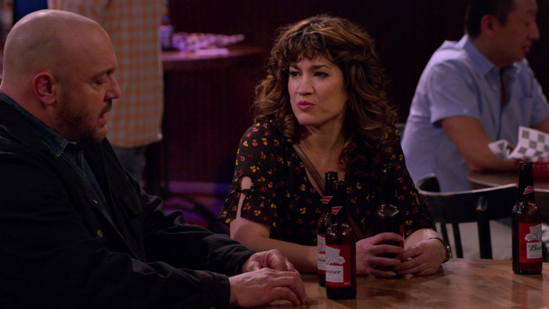 Budweiser Beer Enjoyed by Kevin James & Sarah Stiles in The Crew S01E01 (3)