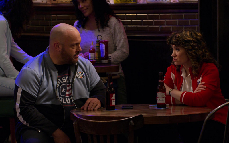 Budweiser Beer Enjoyed by Kevin James as Kevin Gibson and Sarah Stiles as Beth in The Crew S01E06 (1)