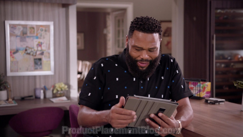 Burberry Men's Monogram Motif Star Print Polo Shirt of Anthony Anderson as Dre in Black-ish S07E09 Black-out (2021)