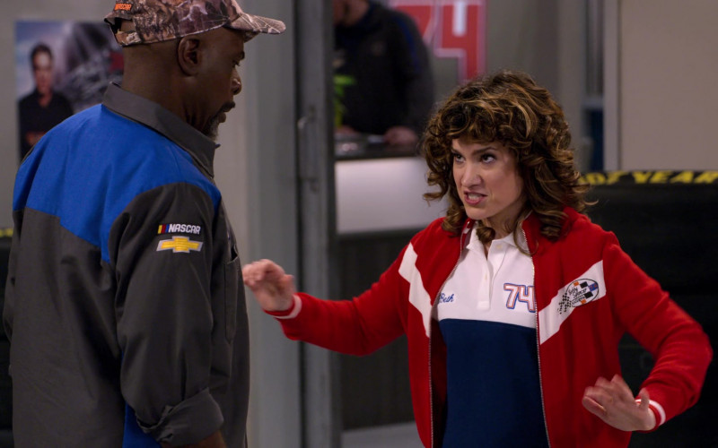 Chevrolet Logo Patch on the Shirt of Gary Anthony Williams as Chuck in The Crew S01E05 (1)