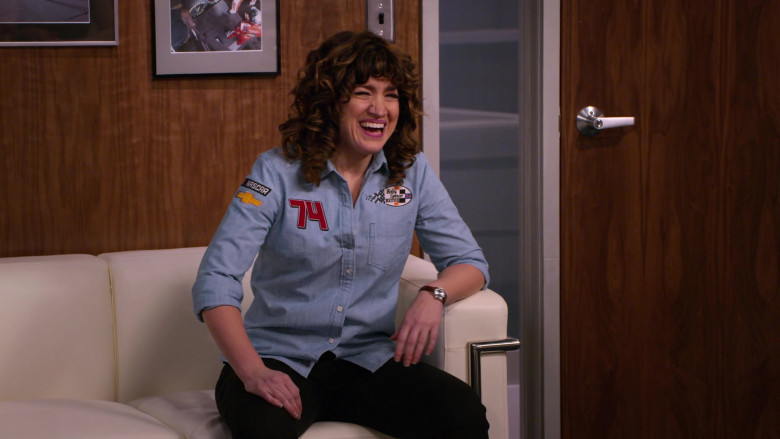 Chevrolet Logo on the Women's Shirt of Sarah Stiles as Beth in The Crew S01E03