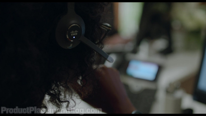 Cisco Headset of Simona Brown as Louise in Behind Her Eyes S01E03