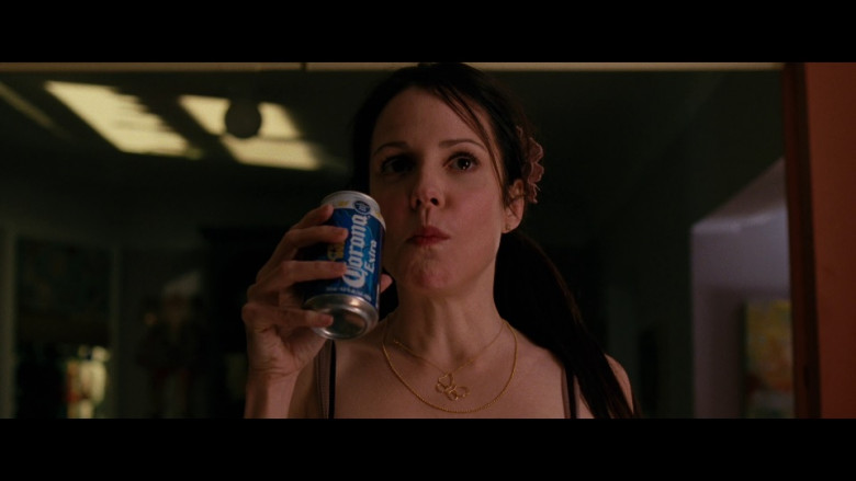 Corona Extra Beer Enjoyed by Mary-Louise Parker as Sarah Ross in Red (2010)
