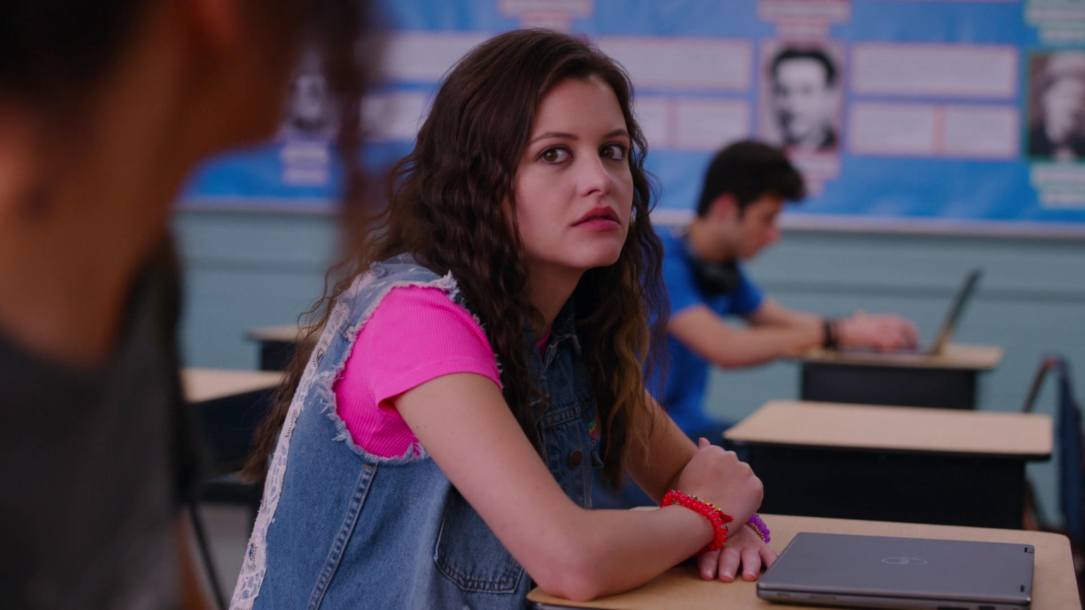 Dell Laptop Of Sara Waisglass As Maxine In Ginny & S01E03 "Next