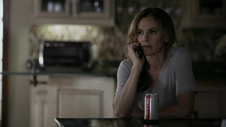 Diet Coke sugar-free and no-calorie soft drink of Amy Brenneman as Mary Barlow in Tell Me Your Secrets S01E06 (2)