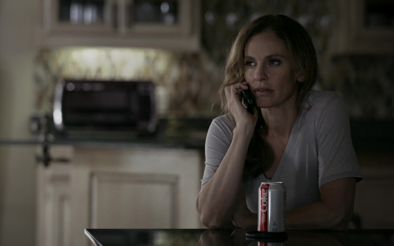 Diet Coke sugar-free and no-calorie soft drink of Amy Brenneman as Mary Barlow in Tell Me Your Secrets S01E06 (2)