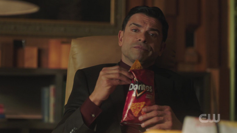 Doritos Nacho Cheese Chips Enjoyed by Mark Consuelos as Hiram Lodge in Riverdale S05E06 TV Show (1)