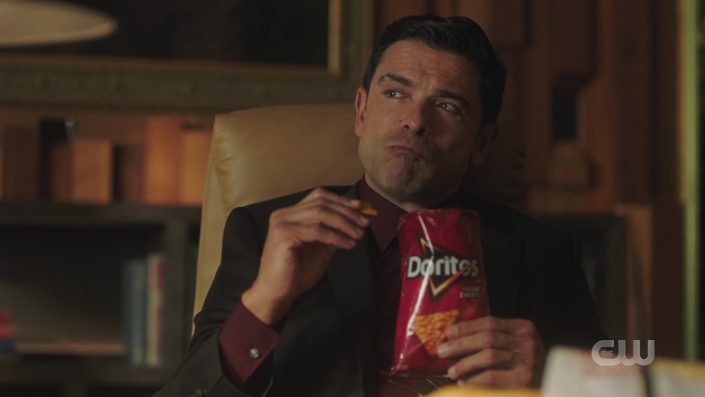 Doritos Nacho Cheese Chips Enjoyed by Mark Consuelos as Hiram Lodge in Riverdale S05E06 TV Show (2)