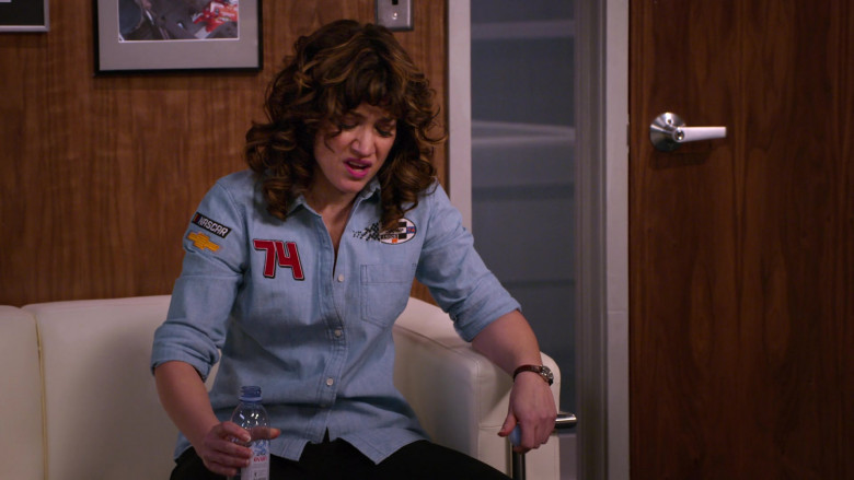 Evian Water Enjoyed by Sarah Stiles as Beth in The Crew S01E03 (1)