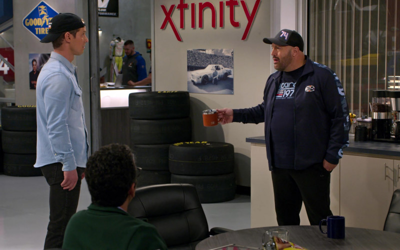 Goodyear Tires, Xfinity and Yeti Mug of Kevin James in The Crew S01E10