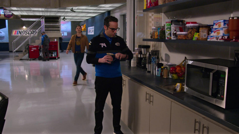 Hostess Twinkies and Toshiba Microwave Oven in The Crew S01E06
