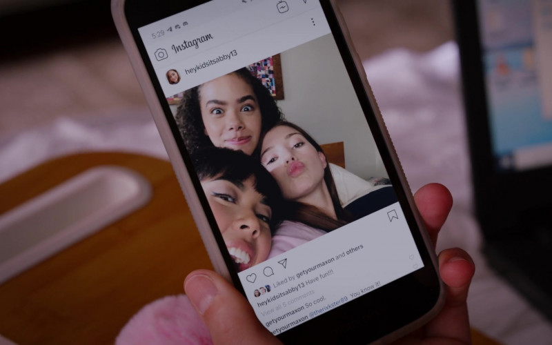 Instagram Social Network in Ginny & Georgia S01E02 It's a Face Not a Mask (2021)