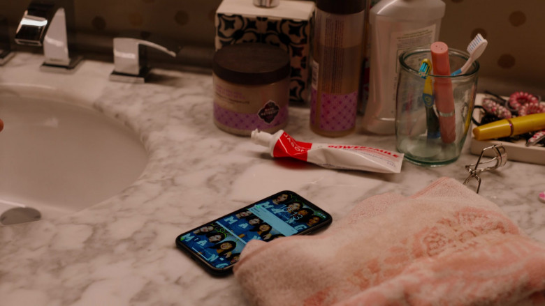 Jason Powersmile Whitening Toothpaste in Ginny & Georgia S01E04 Lydia Bennett is Hundo a Feminist (2021)