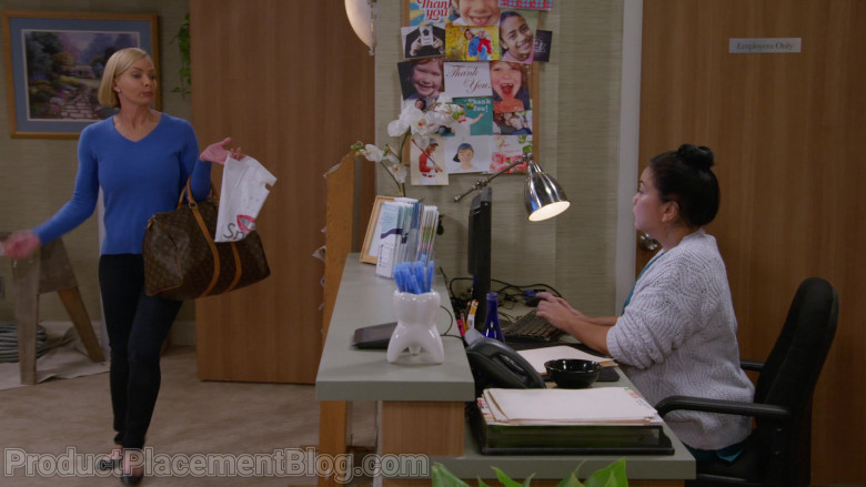 Louis Vuitton Bag of Jaime Pressly as Jill Kendall in Mom S08E07 (1)