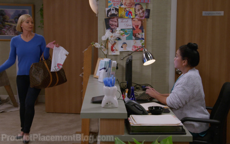 Louis Vuitton Bag of Jaime Pressly as Jill Kendall in Mom S08E07 (1)