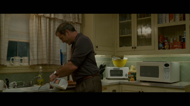 Lyons tea & Sharp microwave oven in Edge of Darkness (2010)