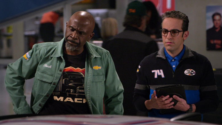 Mack T-Shirt and Chevrolet Patch on the Shirt of Gary Anthony Williams as Chuck in The Crew S01E06