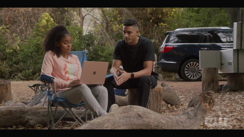 Microsoft Surface Laptop in All American S03E06 (2)