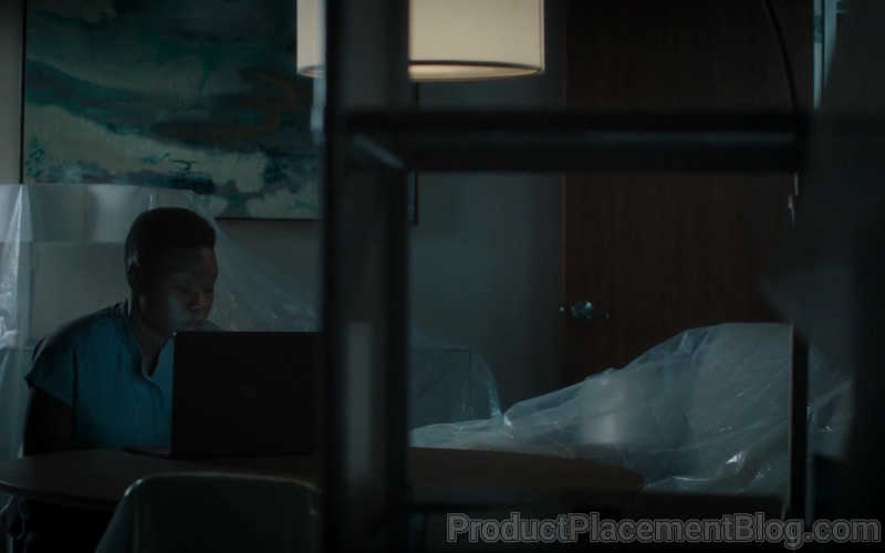 Microsoft Surface Laptop of Shaunette Renée Wilson as Mina Okafor in The Resident S04E05 (1)