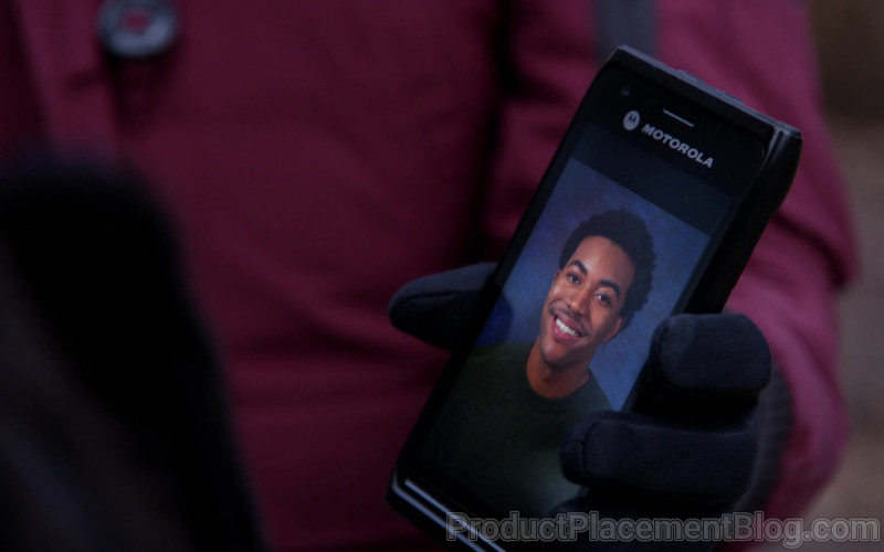 Motorola Smartphone Held by Actress Marina Squerciati as Officer Kim Burgess in Chicago P.D. S08E06 (2)