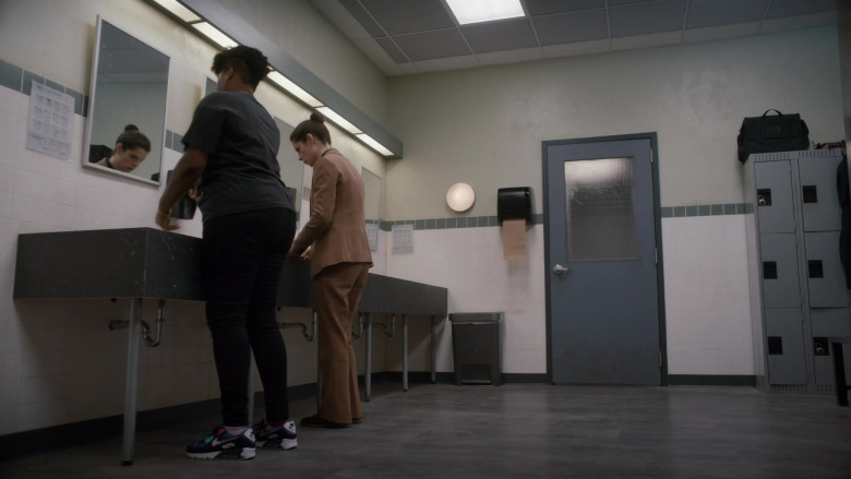Nike Air Max 90 Galaxy Supernova Sneakers of Adrienne C. Moore as Kelly Duff in Pretty Hard Cases S01E04 (1)