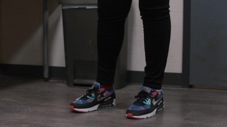 Nike Air Max 90 Galaxy Supernova Sneakers of Adrienne C. Moore as Kelly Duff in Pretty Hard Cases S01E04 (2)