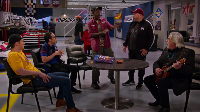 Nike Men's Sneakers of Kevin James as Kevin Gibson, Goodyear Sign and Tostitos Chips in The Crew S01E09